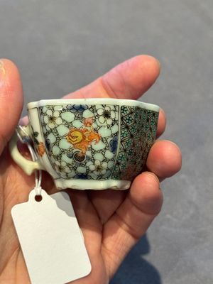 Two small Chinese famille verte handled cups with 'prunus on cracked ice' and 'shou' design, Kangxi — photo 37