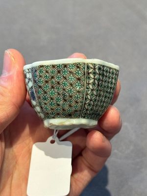 Two small Chinese famille verte handled cups with 'prunus on cracked ice' and 'shou' design, Kangxi — photo 38