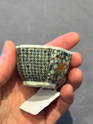Two small Chinese famille verte handled cups with 'prunus on cracked ice' and 'shou' design, Kangxi — photo 39