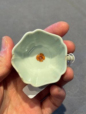 Two small Chinese famille verte handled cups with 'prunus on cracked ice' and 'shou' design, Kangxi — photo 40