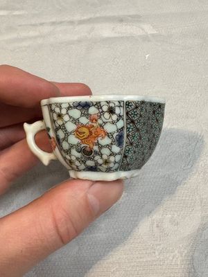 Two small Chinese famille verte handled cups with 'prunus on cracked ice' and 'shou' design, Kangxi — photo 4