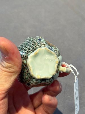 Two small Chinese famille verte handled cups with 'prunus on cracked ice' and 'shou' design, Kangxi — photo 41