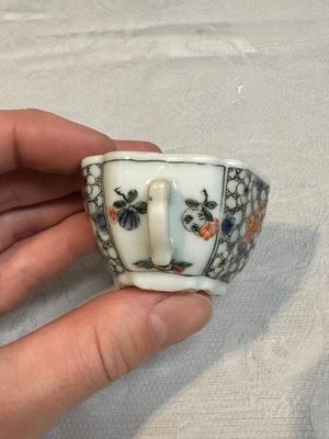 Two small Chinese famille verte handled cups with 'prunus on cracked ice' and 'shou' design, Kangxi — photo 5