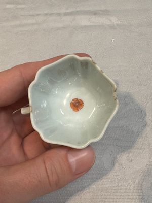 Two small Chinese famille verte handled cups with 'prunus on cracked ice' and 'shou' design, Kangxi — photo 6