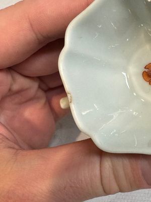Two small Chinese famille verte handled cups with 'prunus on cracked ice' and 'shou' design, Kangxi — photo 7