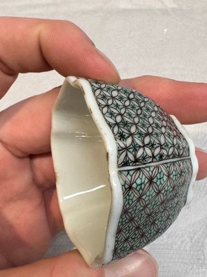 Two small Chinese famille verte handled cups with 'prunus on cracked ice' and 'shou' design, Kangxi — photo 9