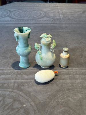 Two small Chinese jade vases and two snuff bottles, 19th C. — photo 1