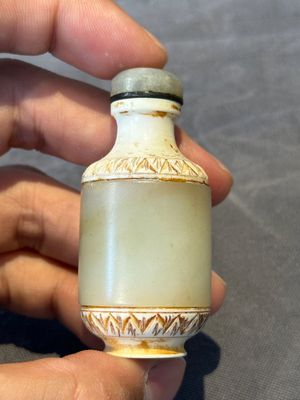 Two small Chinese jade vases and two snuff bottles, 19th C. — photo 11
