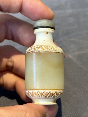 Two small Chinese jade vases and two snuff bottles, 19th C. — photo 12
