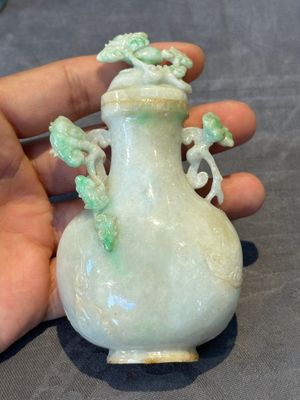Two small Chinese jade vases and two snuff bottles, 19th C. — photo 17