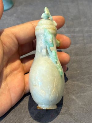 Two small Chinese jade vases and two snuff bottles, 19th C. — photo 18