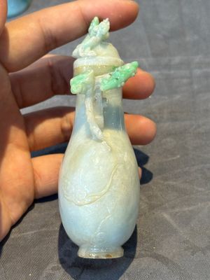 Two small Chinese jade vases and two snuff bottles, 19th C. — photo 20