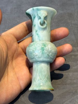 Two small Chinese jade vases and two snuff bottles, 19th C. — photo 23