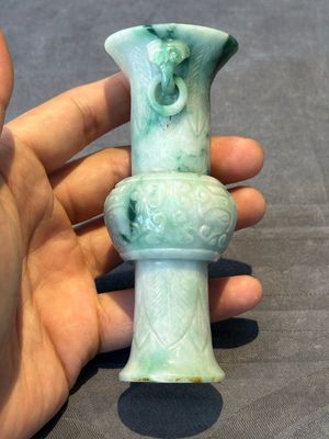 Two small Chinese jade vases and two snuff bottles, 19th C. — photo 25