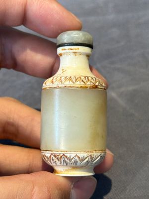 Two small Chinese jade vases and two snuff bottles, 19th C. — photo 10