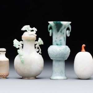 Two small Chinese jade vases and two snuff bottles, 19th C. — photo 1