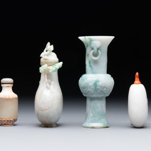 Two small Chinese jade vases and two snuff bottles, 19th C. — photo 2