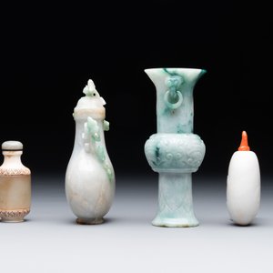 Two small Chinese jade vases and two snuff bottles, 19th C. — photo 4