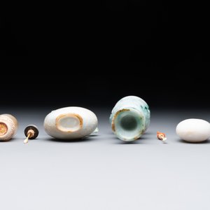 Two small Chinese jade vases and two snuff bottles, 19th C. — photo 6