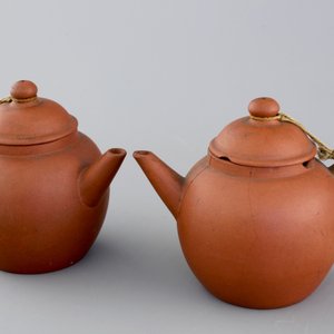 Two small Chinese yixing stoneware teapots, 18/19th C. — photo 1