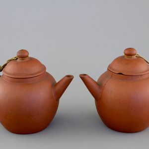 Two small Chinese yixing stoneware teapots, 18/19th C. — photo 2