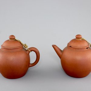 Two small Chinese yixing stoneware teapots, 18/19th C. — photo 3