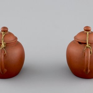Two small Chinese yixing stoneware teapots, 18/19th C. — photo 6