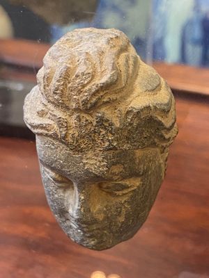 Two small Gandhara grey schist Bodhisattva heads, a stucco sculpture of Bodhisattva and a stucco female head, 1/4th C. — 照片 2