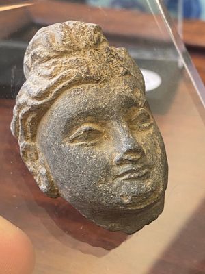 Two small Gandhara grey schist Bodhisattva heads, a stucco sculpture of Bodhisattva and a stucco female head, 1/4th C. — 照片 3