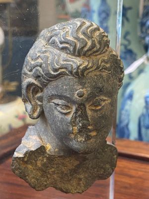 Two small Gandhara grey schist Bodhisattva heads, a stucco sculpture of Bodhisattva and a stucco female head, 1/4th C. — 照片 6