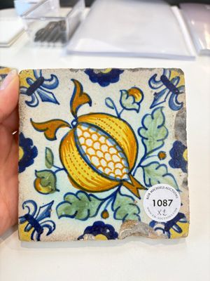 Two small polychrome Dutch Delft 'pomegranates' and 'tulips' tiles, ca. 1600 — photo 1