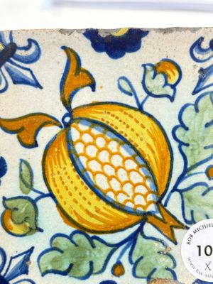 Two small polychrome Dutch Delft 'pomegranates' and 'tulips' tiles, ca. 1600 — photo 2