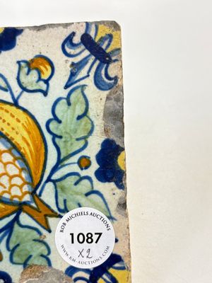 Two small polychrome Dutch Delft 'pomegranates' and 'tulips' tiles, ca. 1600 — photo 3