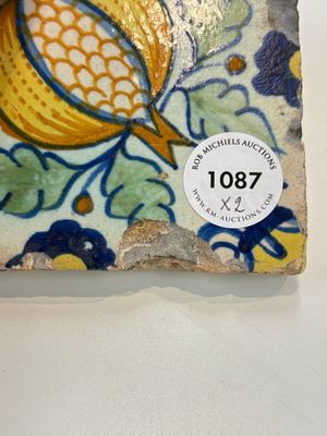 Two small polychrome Dutch Delft 'pomegranates' and 'tulips' tiles, ca. 1600 — photo 4