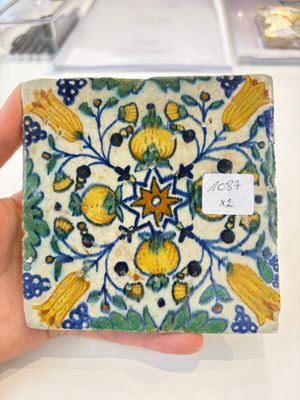 Two small polychrome Dutch Delft 'pomegranates' and 'tulips' tiles, ca. 1600 — photo 6