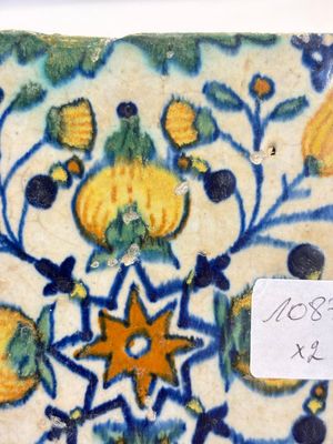 Two small polychrome Dutch Delft 'pomegranates' and 'tulips' tiles, ca. 1600 — photo 7
