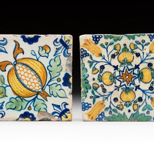 Two small polychrome Dutch Delft 'pomegranates' and 'tulips' tiles, ca. 1600 — photo 1