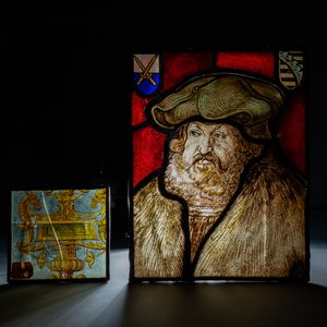Two stained glass fragments, Flanders or France, one dated 1532 — 照片 2