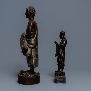 Two tall bronze figures of an immortal and an Arhat, China and Japan, 18/19th C. — photo 4