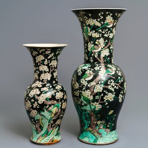 Two tall Chinese famille noire yenyen vases, Chenghua and Kangxi mark, 19/20th C. — 照片 1