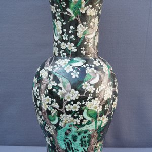Two tall Chinese famille noire yenyen vases, Chenghua and Kangxi mark, 19/20th C. — 照片 24