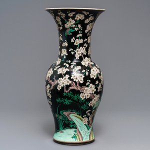 Two tall Chinese famille noire yenyen vases, Chenghua and Kangxi mark, 19/20th C. — 照片 3