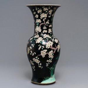 Two tall Chinese famille noire yenyen vases, Chenghua and Kangxi mark, 19/20th C. — 照片 4