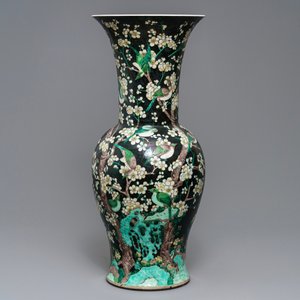 Two tall Chinese famille noire yenyen vases, Chenghua and Kangxi mark, 19/20th C. — 照片 8