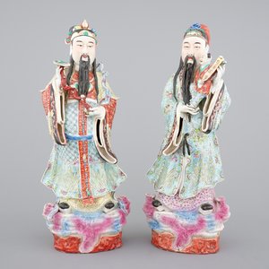 Two tall Chinese famille rose porcelain figures of immortals, 19/20th C. — 照片 1