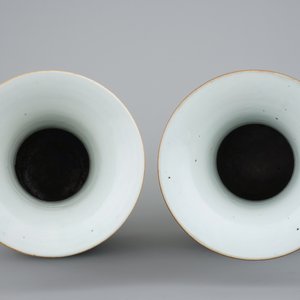 Two tall Chinese famille rose vases, 19th C. — photo 5