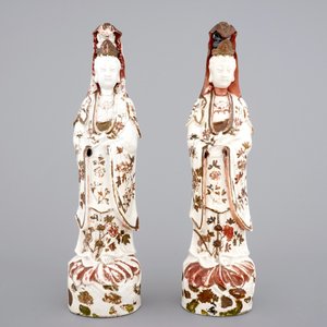 Two tall cold-painted Chinese blanc de Chine figures of a Guanyin,18th C — photo 2