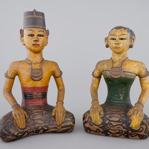 Two tall Indonesian cold-painted pottery figures of servants, 19th C. — photo 1