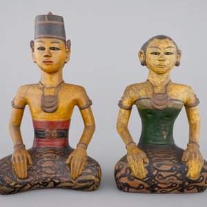 Two tall Indonesian cold-painted pottery figures of servants, 19th C. — photo 2