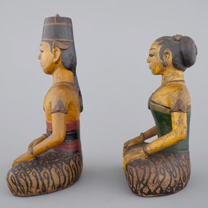 Two tall Indonesian cold-painted pottery figures of servants, 19th C. — photo 3